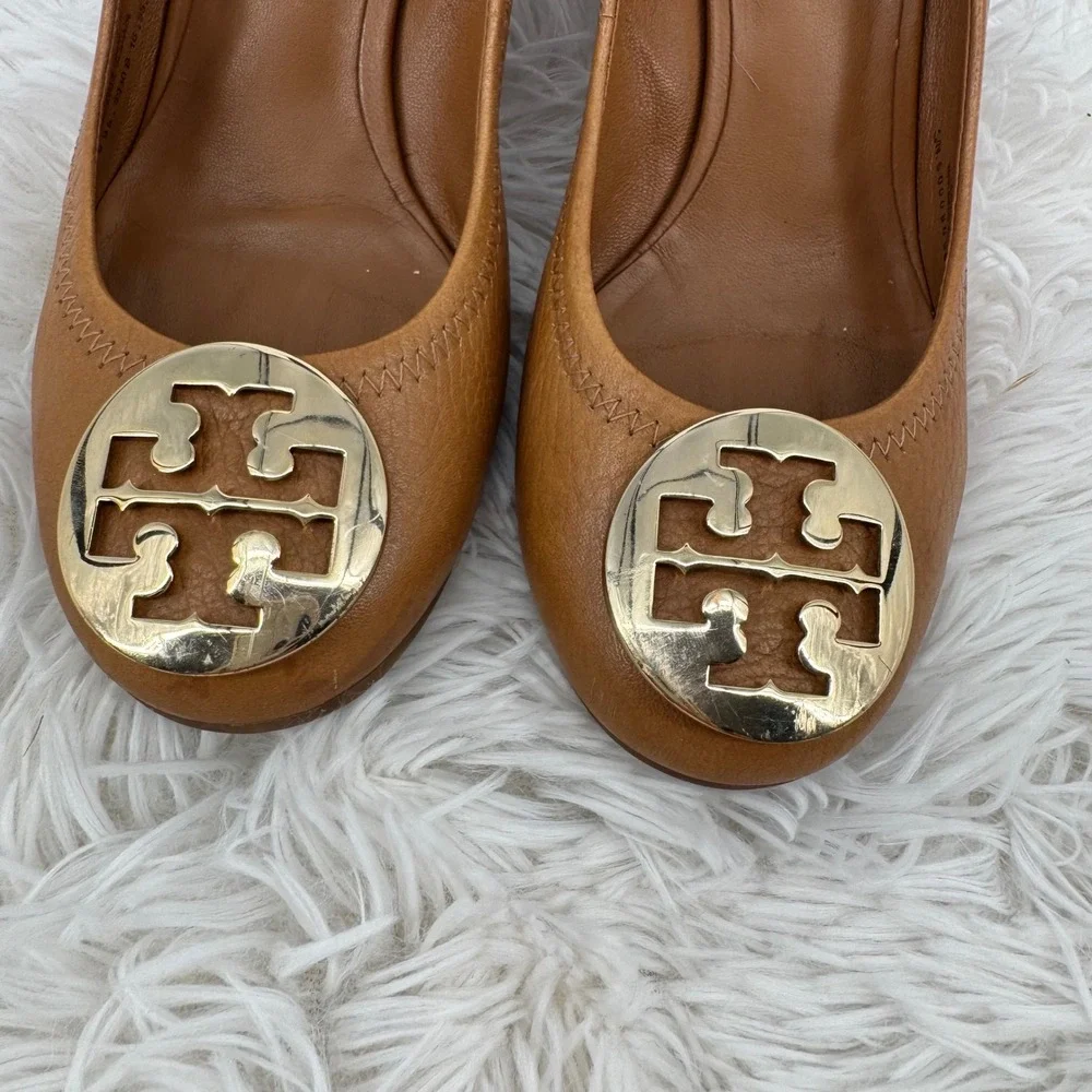 Tory Burch Sally Tan Leather Wedge Gold Logo Medallion Pumps 7M